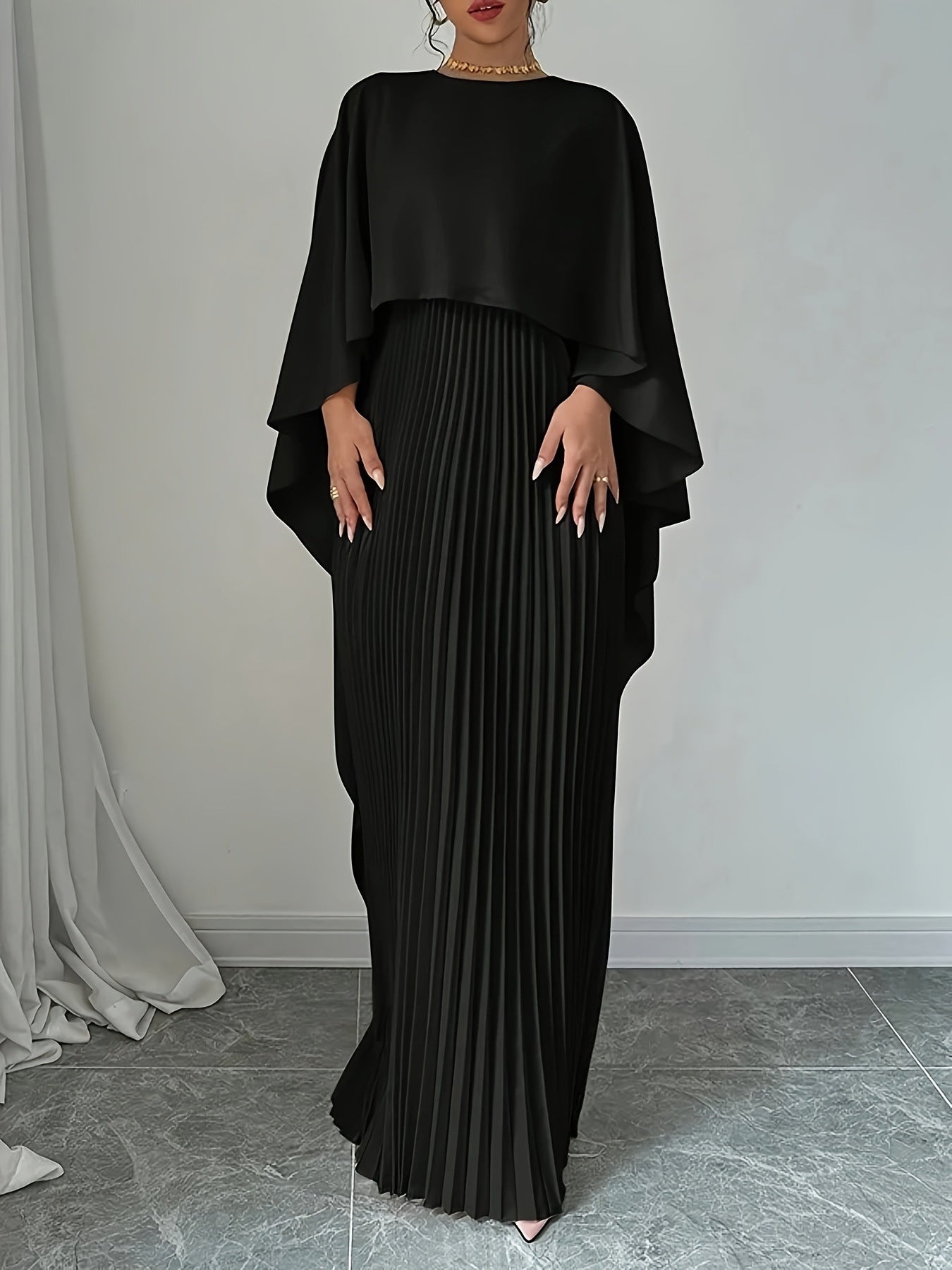 ROBE LONGUE PLISSÉE AVEC CAPE – ÉLÉGANCE DÉLICATE