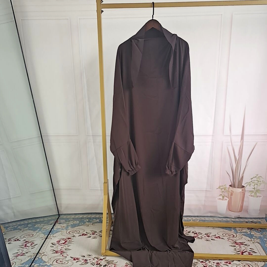 Abaya noire fluide femme avec hijab contrastant, coupe ample et élégante
