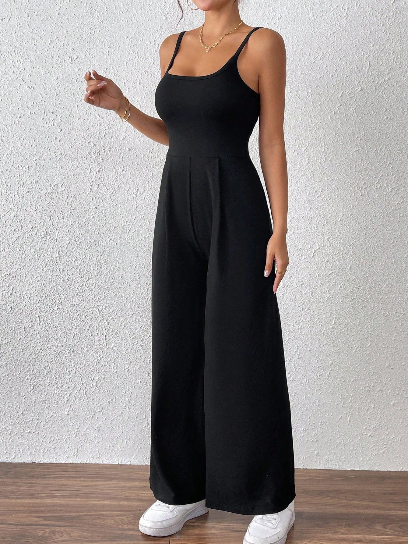 Combinaison Minimaliste Chic – Noir Intemporel