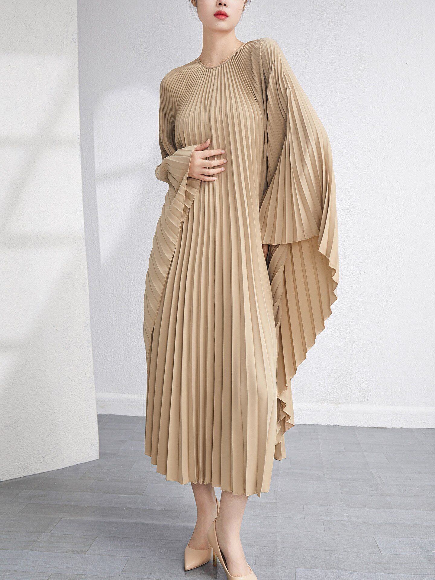 Robe plissée fluide “Crème Élégance” – Style luxe plage ou urbain