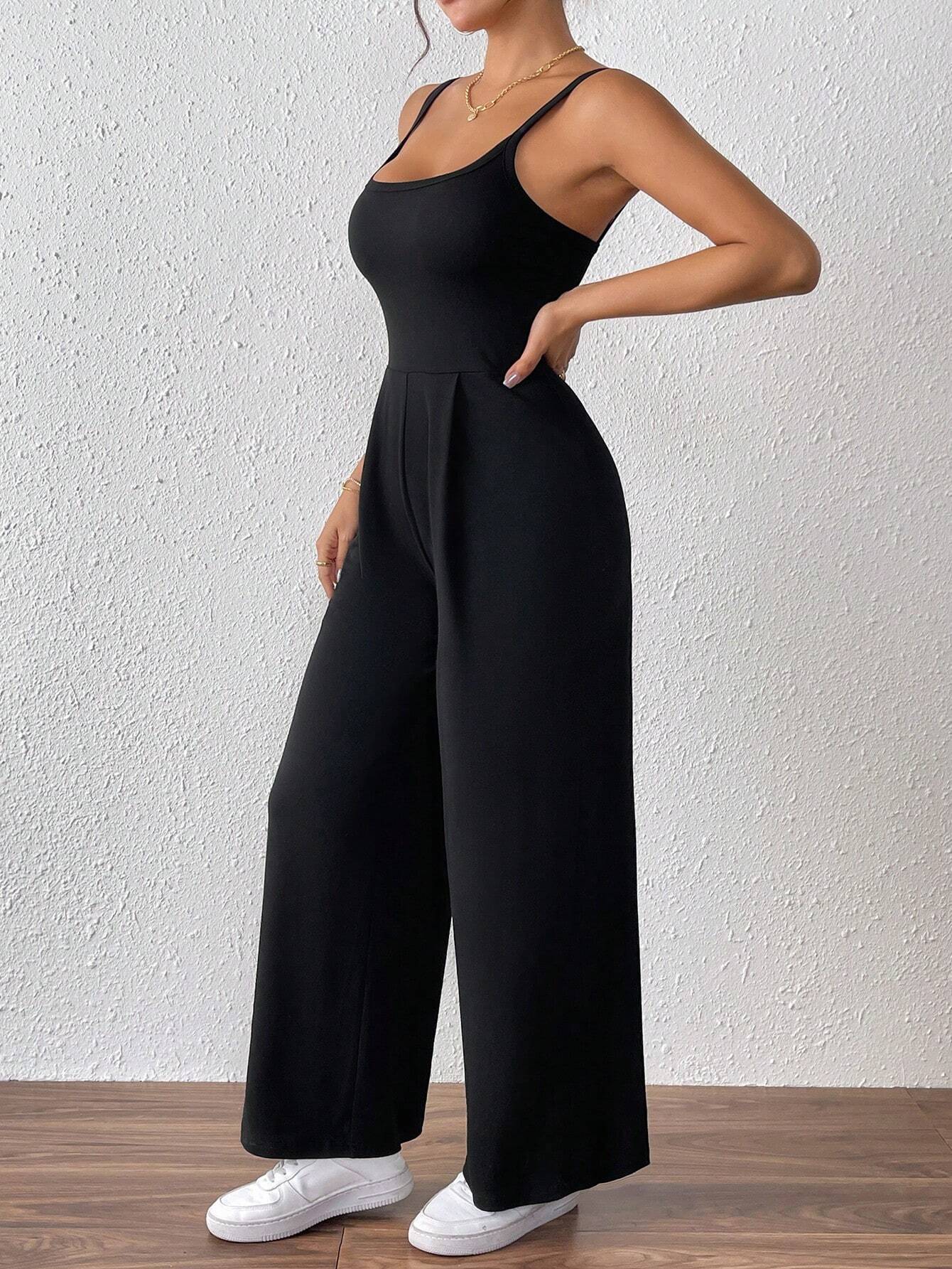 Combinaison Minimaliste Chic – Noir Intemporel