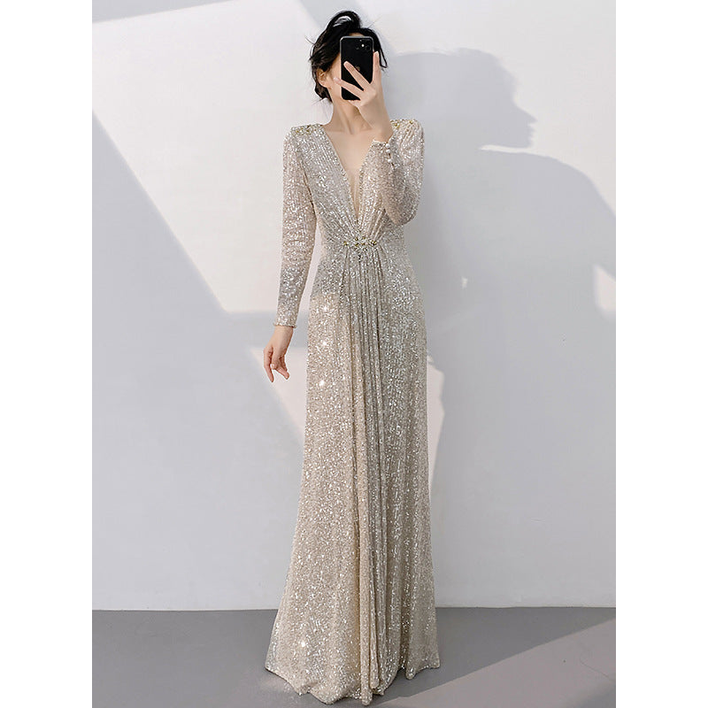 Robe de Soirée Longue Argentée – Sequins de Luxe