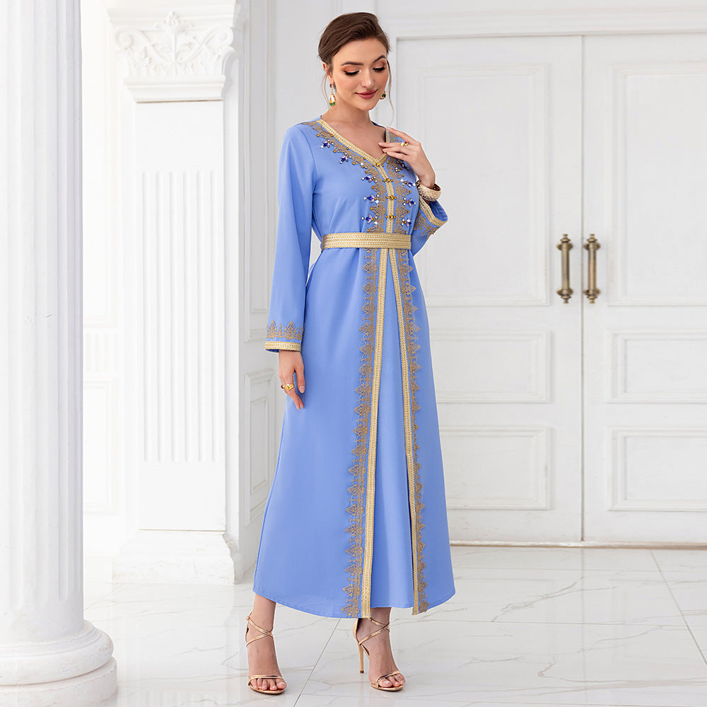 Caftan bleu brodé doré & perles – Élégance tendance pour mariages et soirées