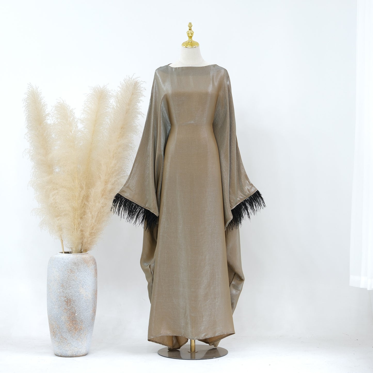 Abaya Luxe Satinée à Manches Chauve-Souris & Finitions Plumes