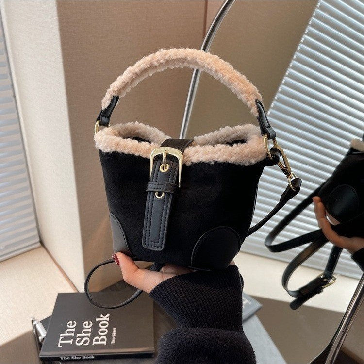 Mini Sac à Main Hiver Femme – Style Bucket avec Doublure Chaude & Anse Mouton – Chic & Tendance