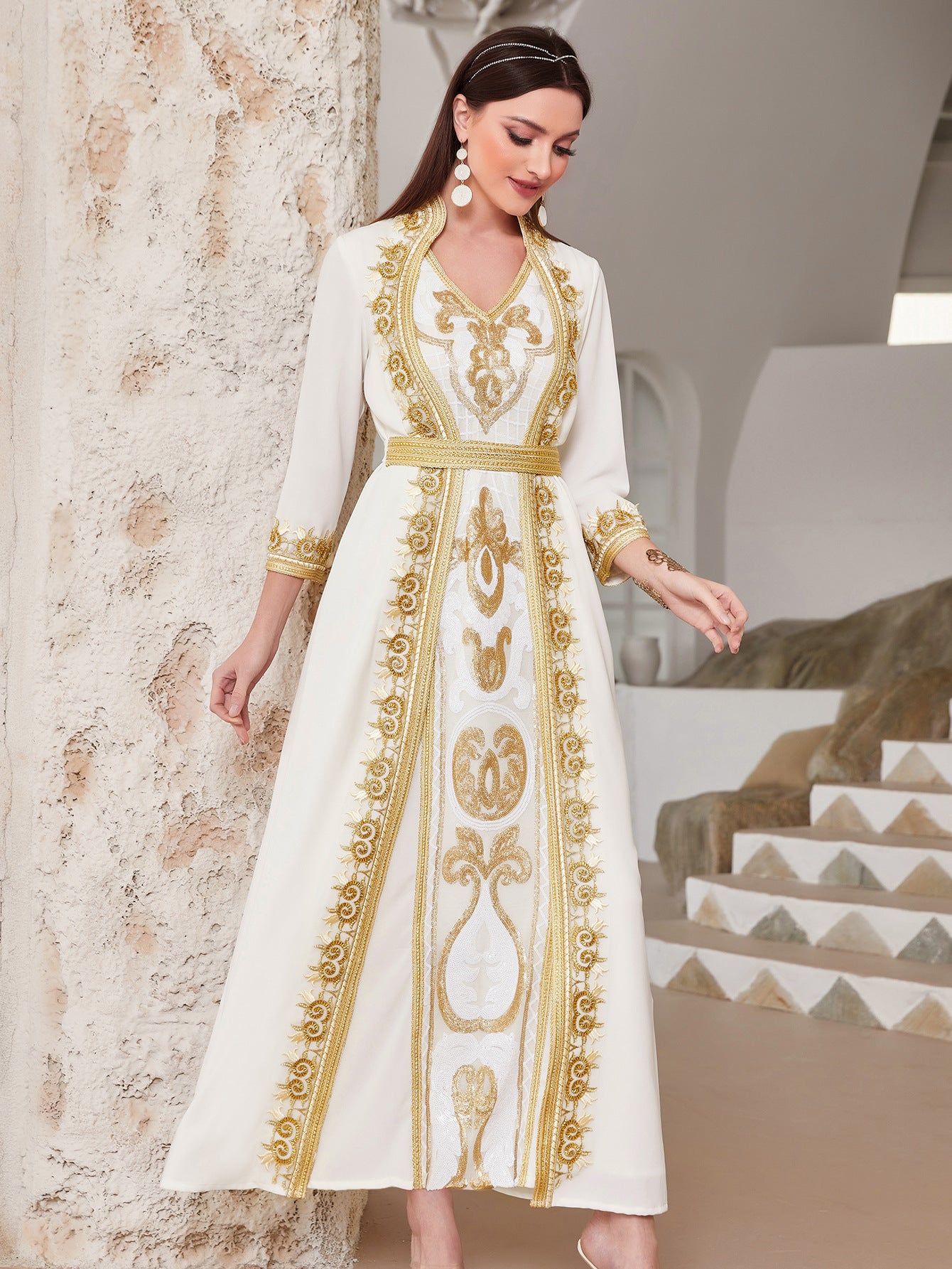 Caftan Royal Blanc & Doré – Élégance Majestueuse