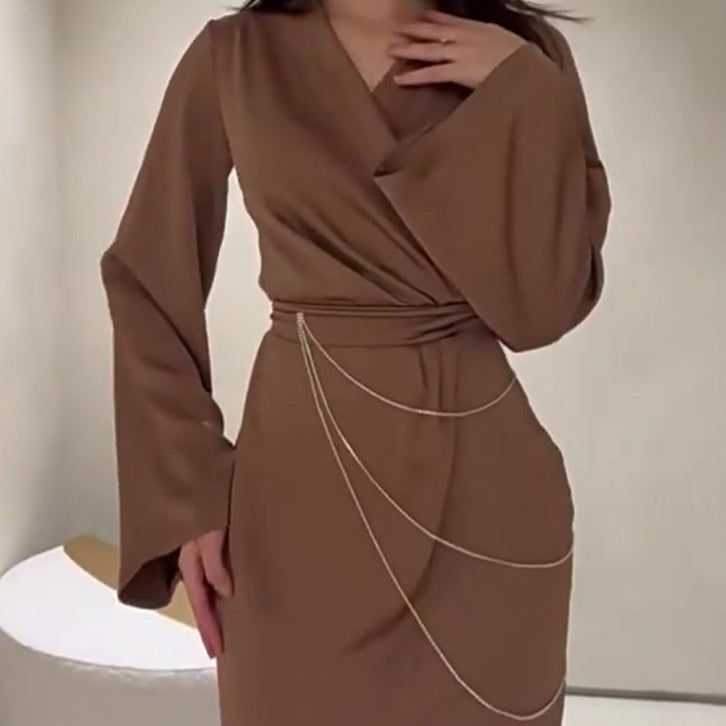 ROBE CACHE-CŒUR MARRON – ÉLÉGANCE MINIMALISTE AVEC CHAÎNES
