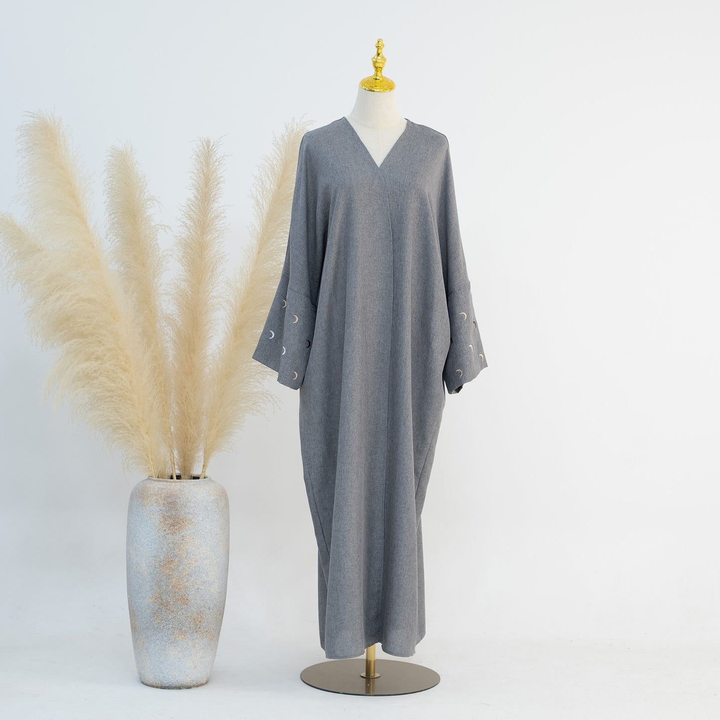 Abaya “Luna Minimal” – Élégance épurée & Détail céleste Elegant Cardigan Robe