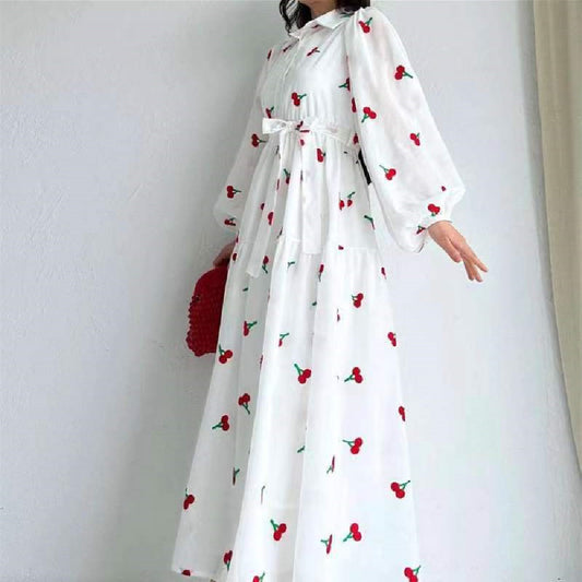 Robe longue blanche imprimé cerises – style bohème fruité été 2025, manches bouffantes & ceinture