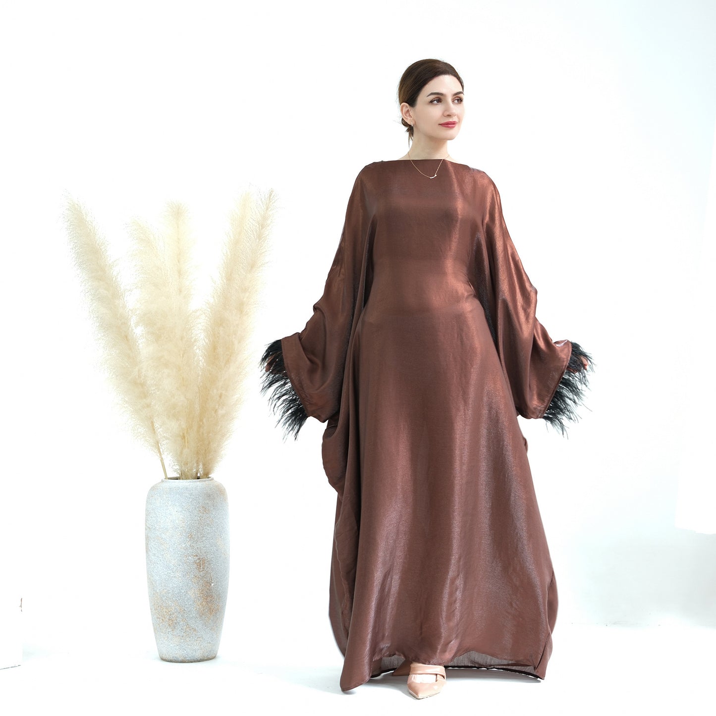 Abaya Luxe Satinée à Manches Chauve-Souris & Finitions Plumes