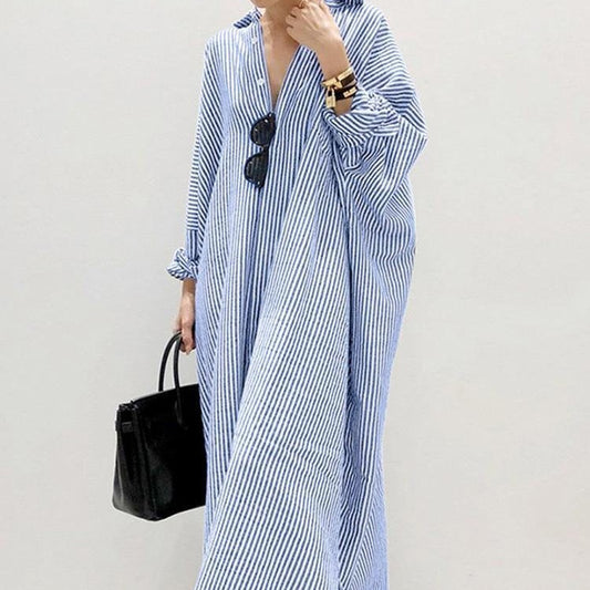 Robe chemise oversize rayée bleu & blanc – look minimal chic été 2025