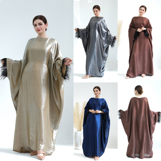 Abaya Luxe Satinée à Manches Chauve-Souris & Finitions Plumes