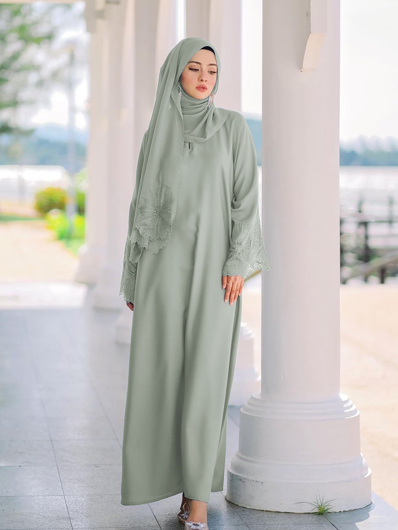 Abaya Élégante Brodée – Manches Florales & Coupe Modeste Chic