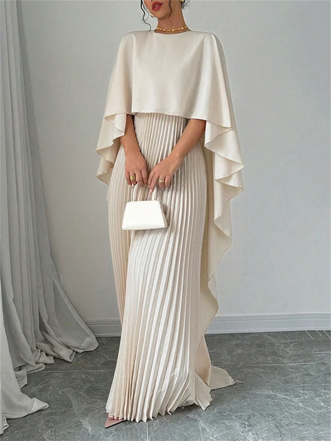 ROBE LONGUE PLISSÉE AVEC CAPE – ÉLÉGANCE DÉLICATE