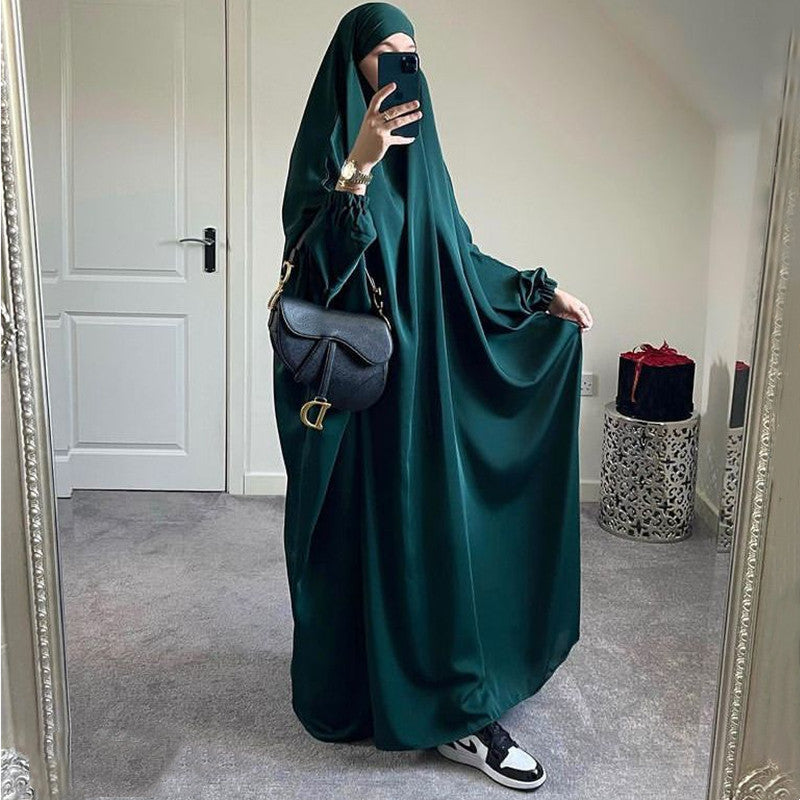 Abaya noire fluide femme avec hijab contrastant, coupe ample et élégante