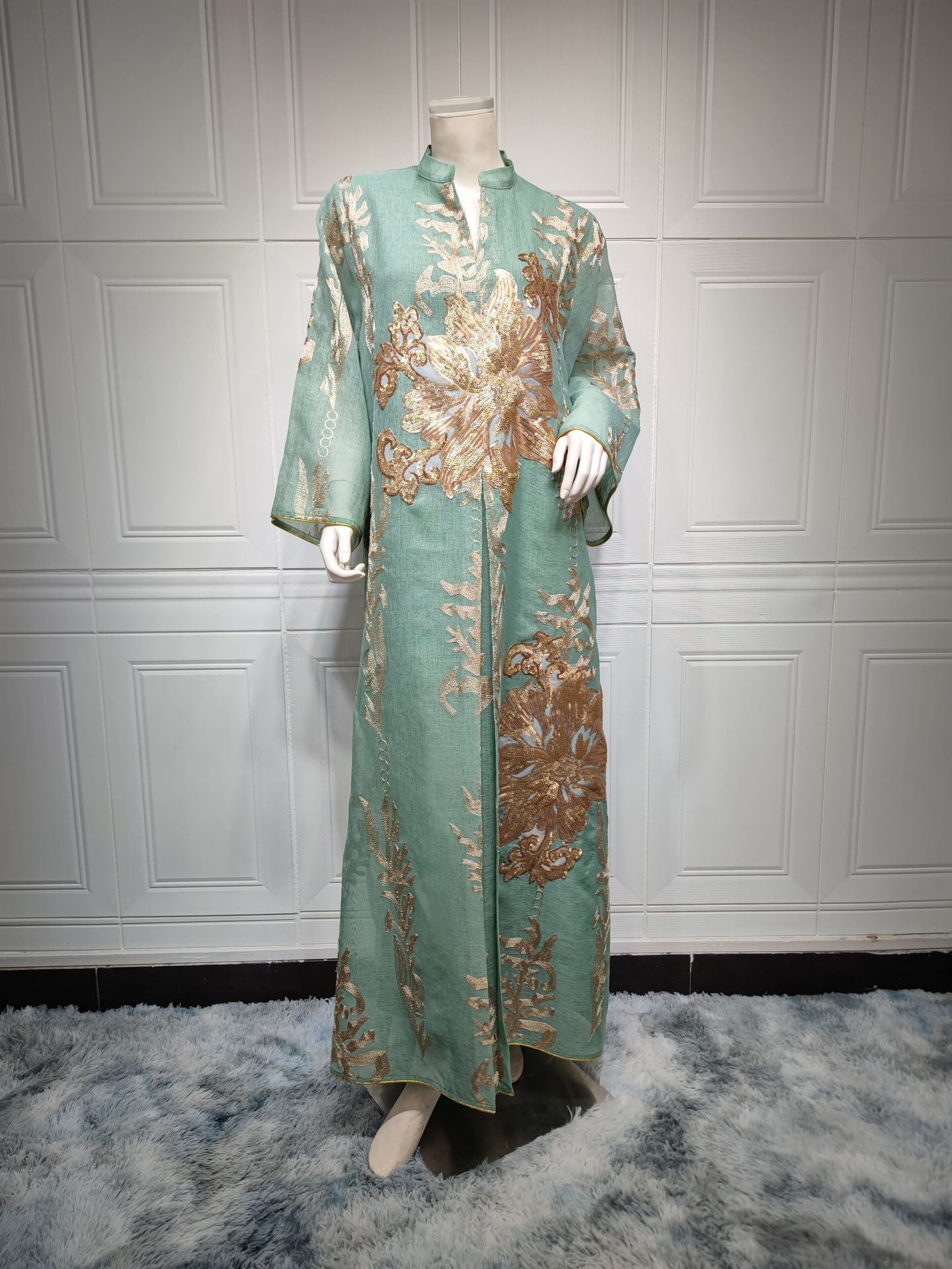 Robe Longue Orientale Luxe – Broderies & Sequins Dorés – Élégance Dubaï pour Occasions Spéciales
