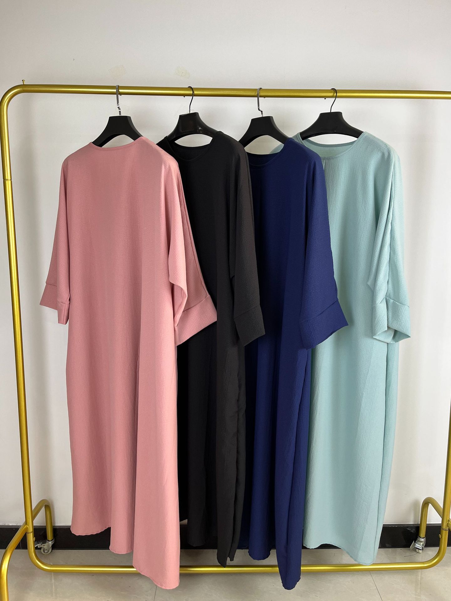 Abaya fluide minimaliste – Tendance Modest Fashion 2025