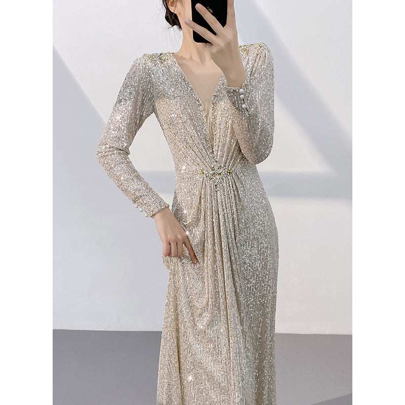 Robe de Soirée Longue Argentée – Sequins de Luxe