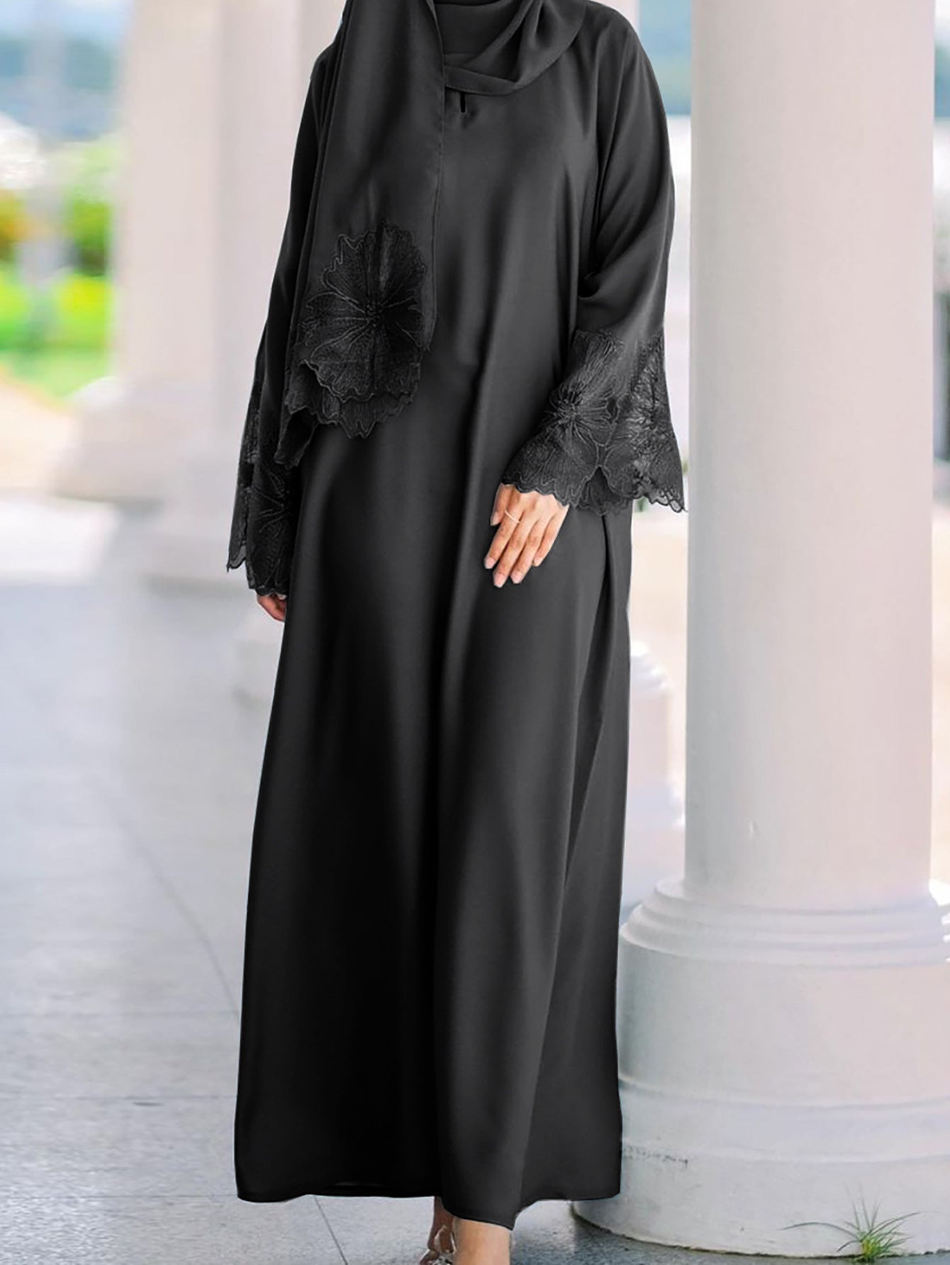 Abaya Élégante Brodée – Manches Florales & Coupe Modeste Chic