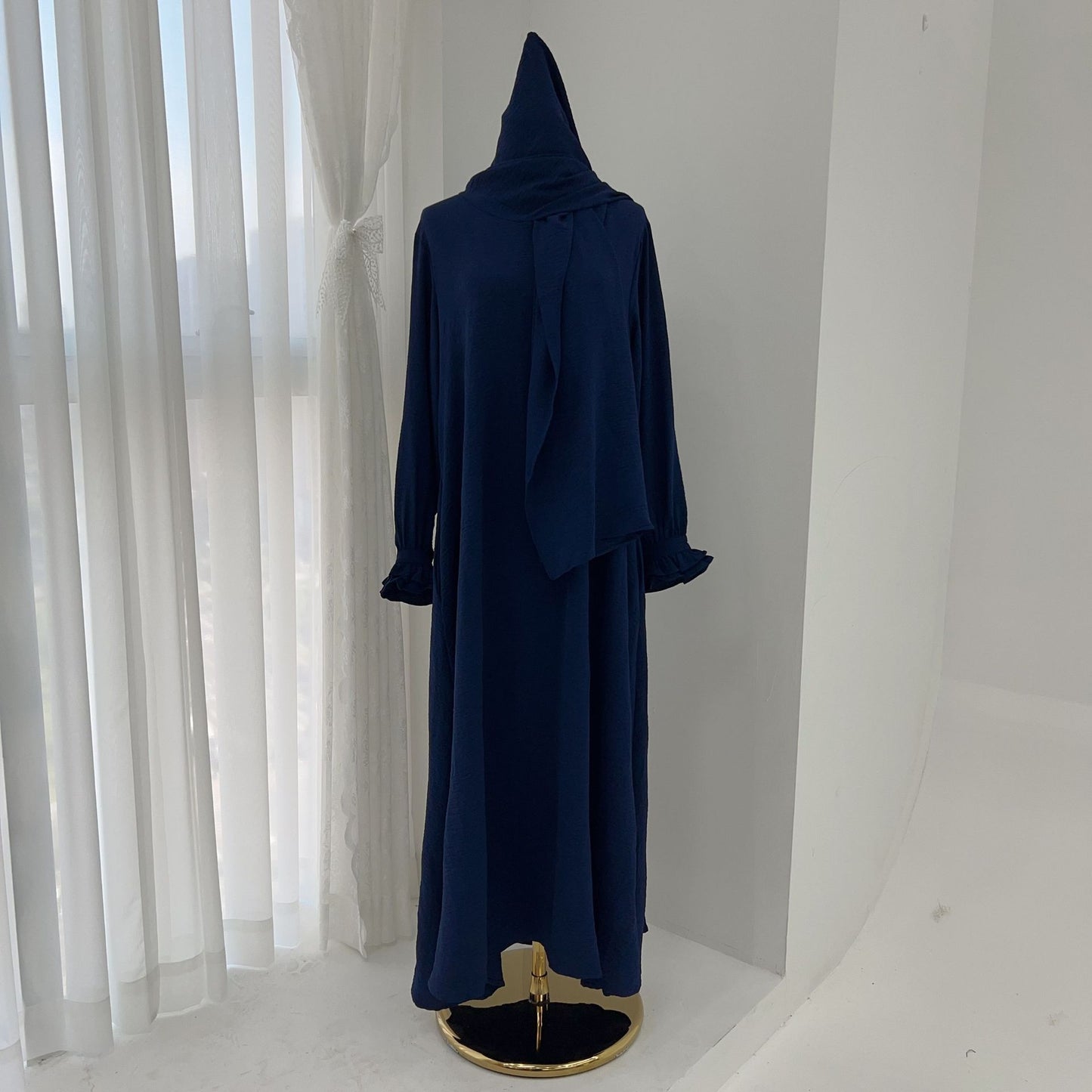 Douceur & élégance dans un style moderne. Découvrez cette abaya au design fluide et léger, sublimée par ses manches à volants délicates