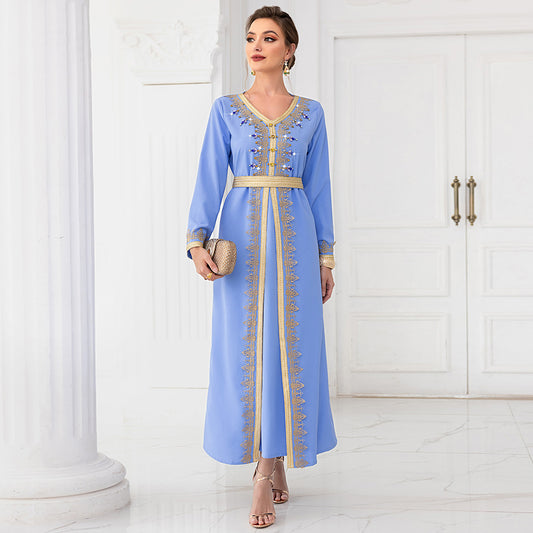 Caftan bleu brodé doré & perles – Élégance tendance pour mariages et soirées