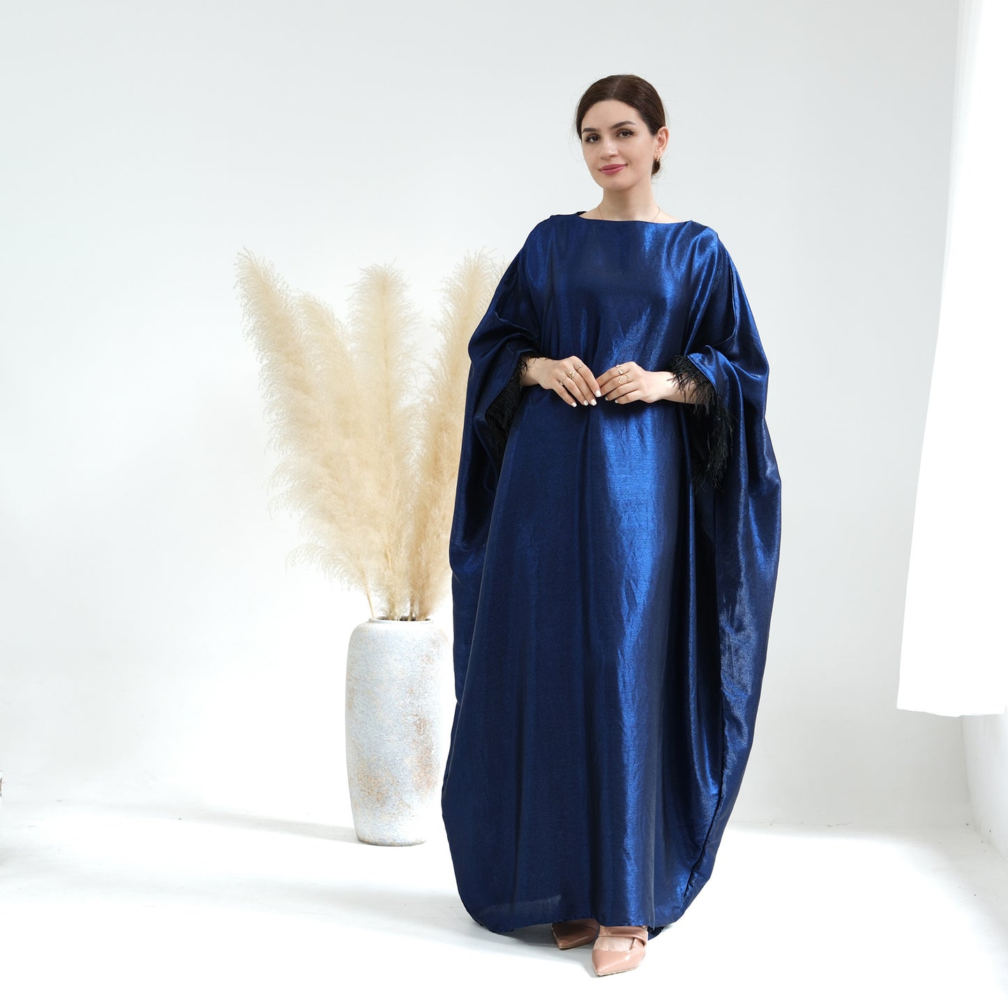Abaya Luxe Satinée à Manches Chauve-Souris & Finitions Plumes