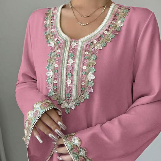 Robe longue orientale brodée – élégance raffinée femme 2025, style caftan moderne