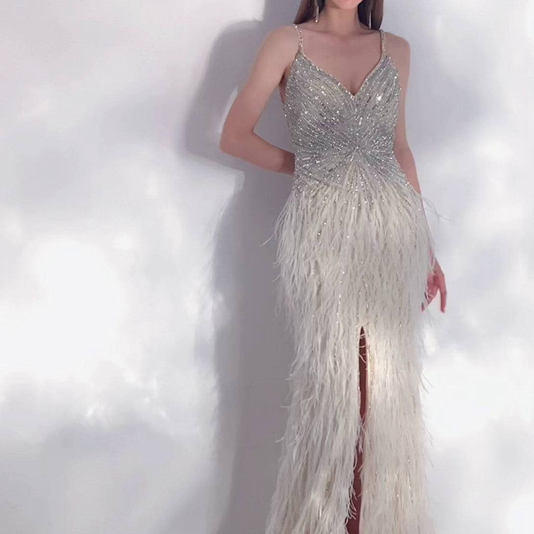 Robe de Soirée Plumes et Strass – Élégance et Luxe