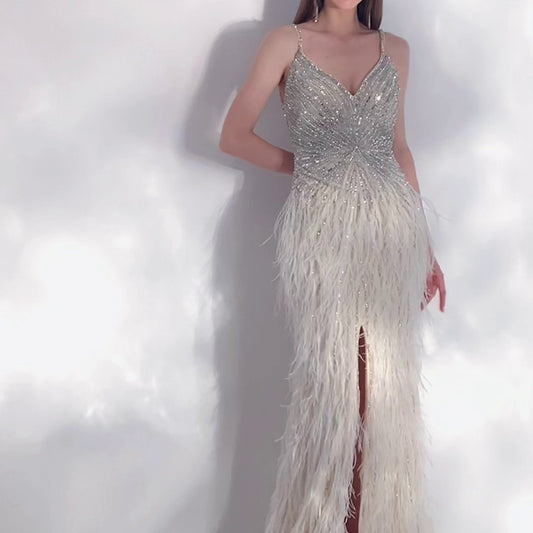 Robe de Soirée Plumes et Strass – Élégance et Luxe