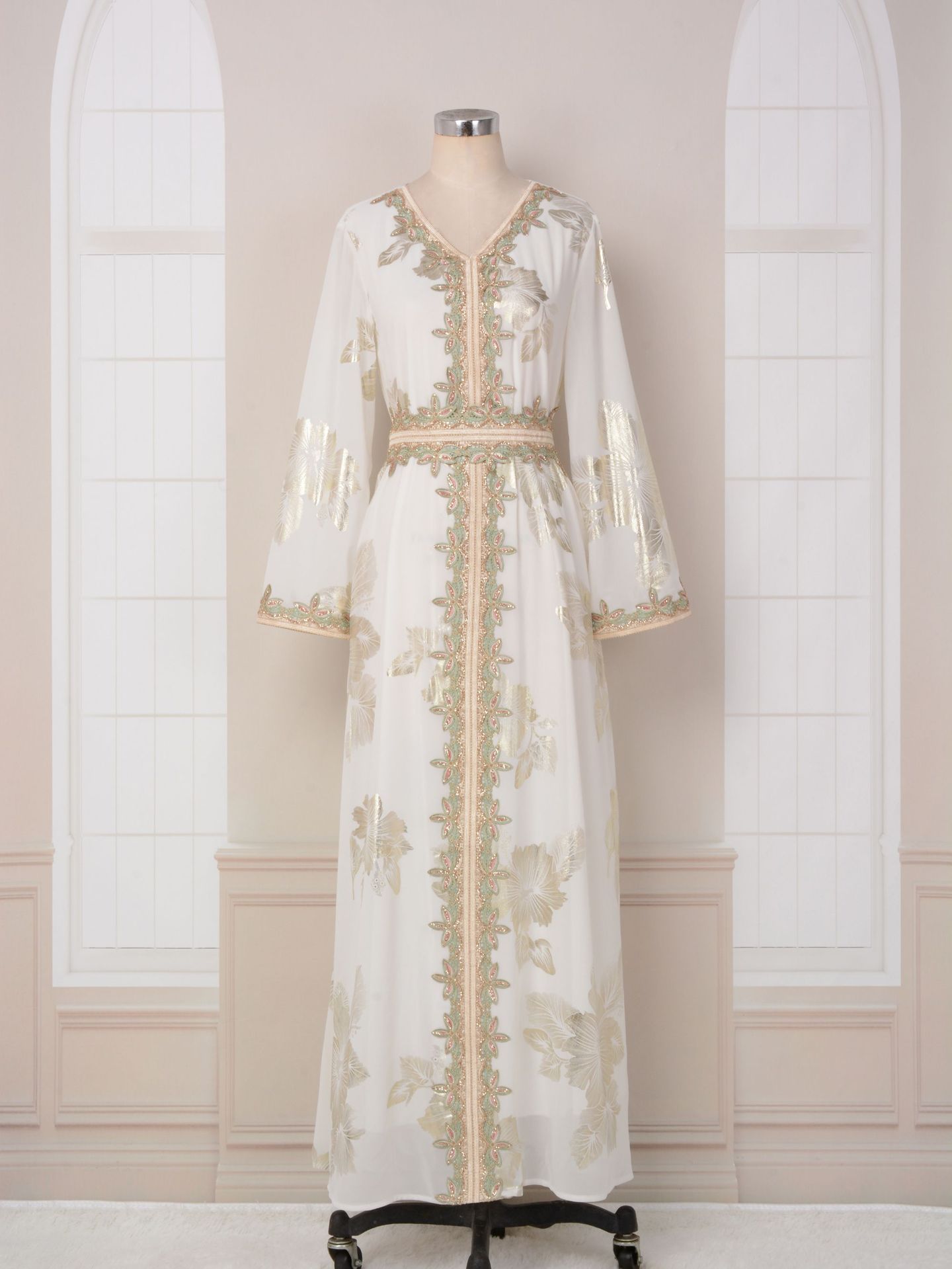 Caftan Blanc Brodé Doré – Élégance Orientale Luxe