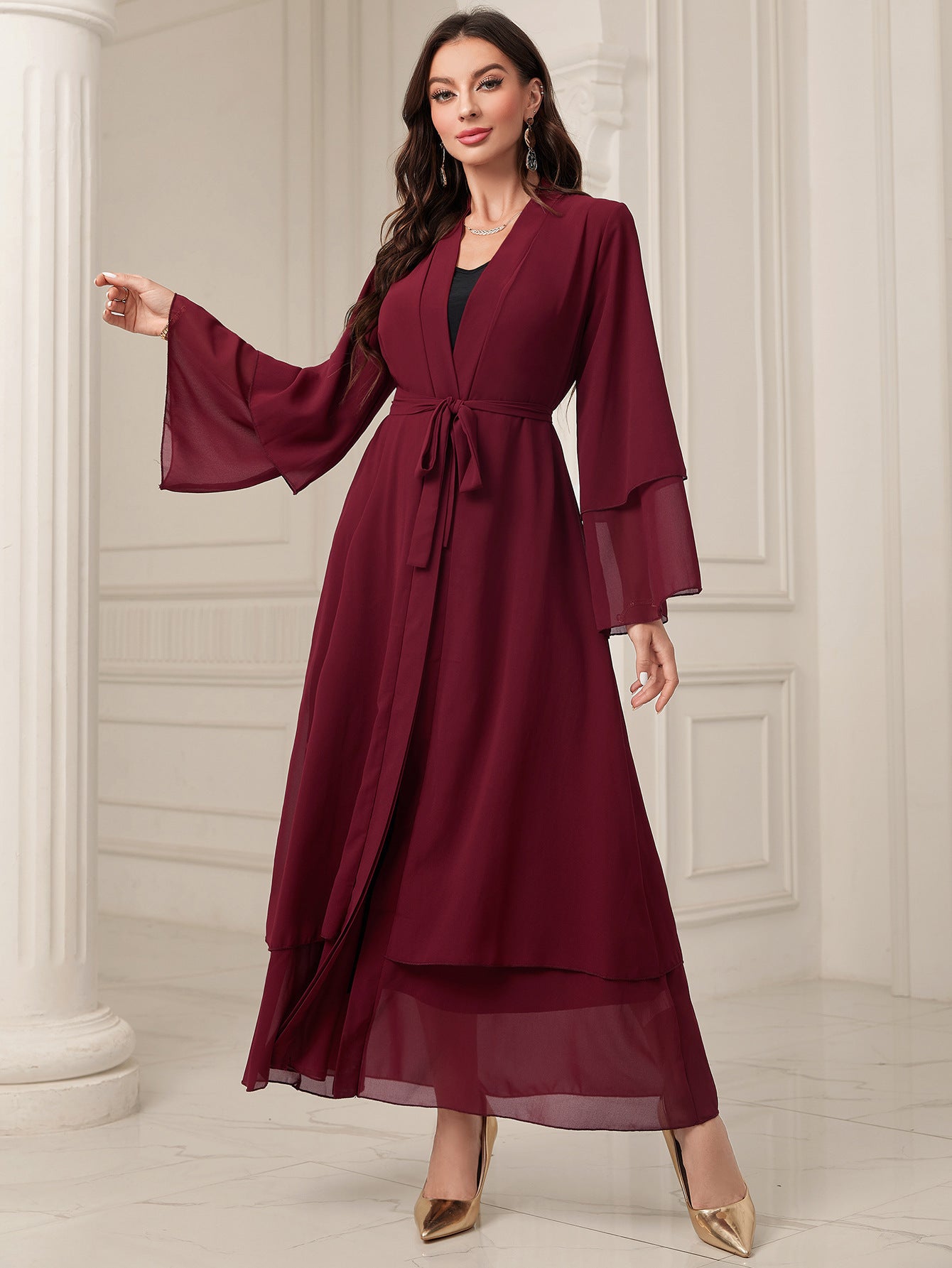 Abaya Moderne Fluide avec Ceinture – Élégance Minimaliste