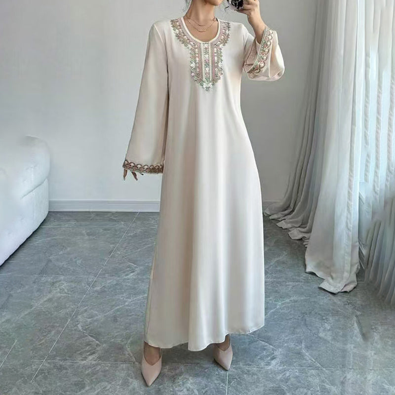 Robe longue orientale brodée – élégance raffinée femme 2025, style caftan moderne