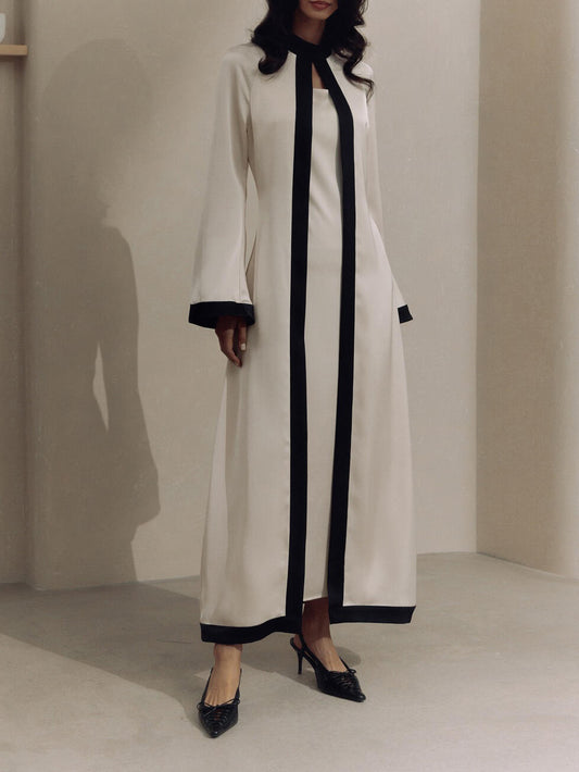 ABAYA ROYAL CHIC – DÉTAILS NOIRS CONTRASTÉS