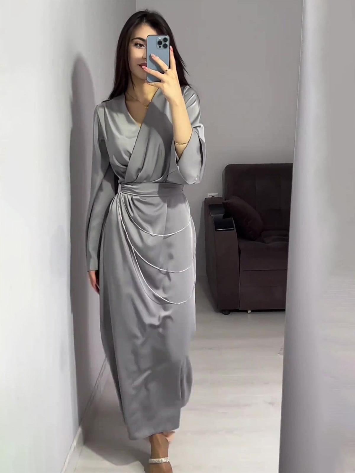 ROBE CACHE-CŒUR MARRON – ÉLÉGANCE MINIMALISTE AVEC CHAÎNES
