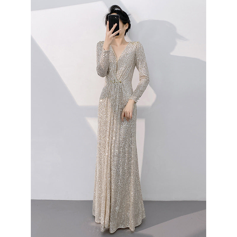 Robe de Soirée Longue Argentée – Sequins de Luxe