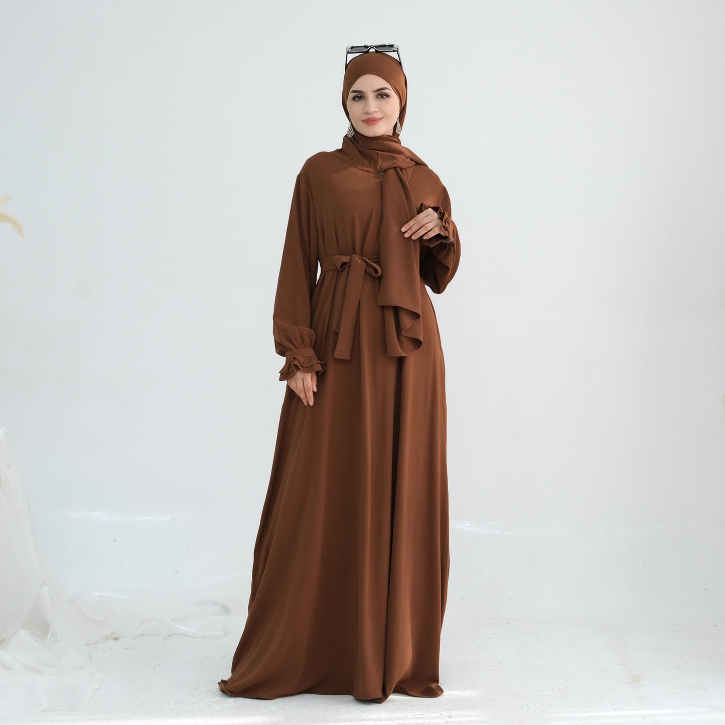Douceur & élégance dans un style moderne. Découvrez cette abaya au design fluide et léger, sublimée par ses manches à volants délicates