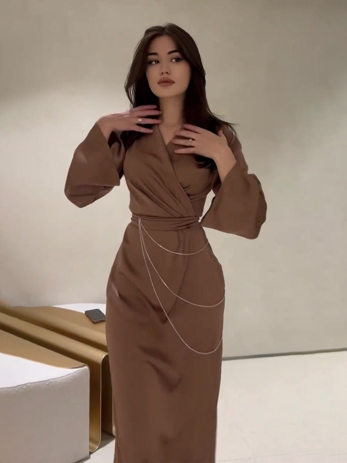 ROBE CACHE-CŒUR MARRON – ÉLÉGANCE MINIMALISTE AVEC CHAÎNES