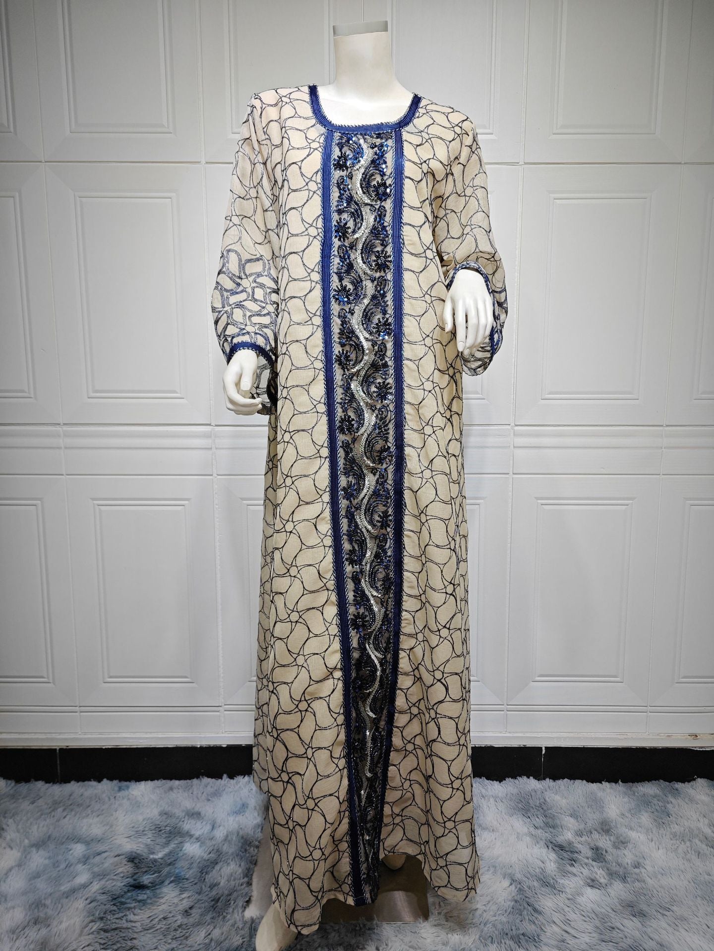 Robe Traditionnelle Brodée – Motif Filet avec Bande Contrastante