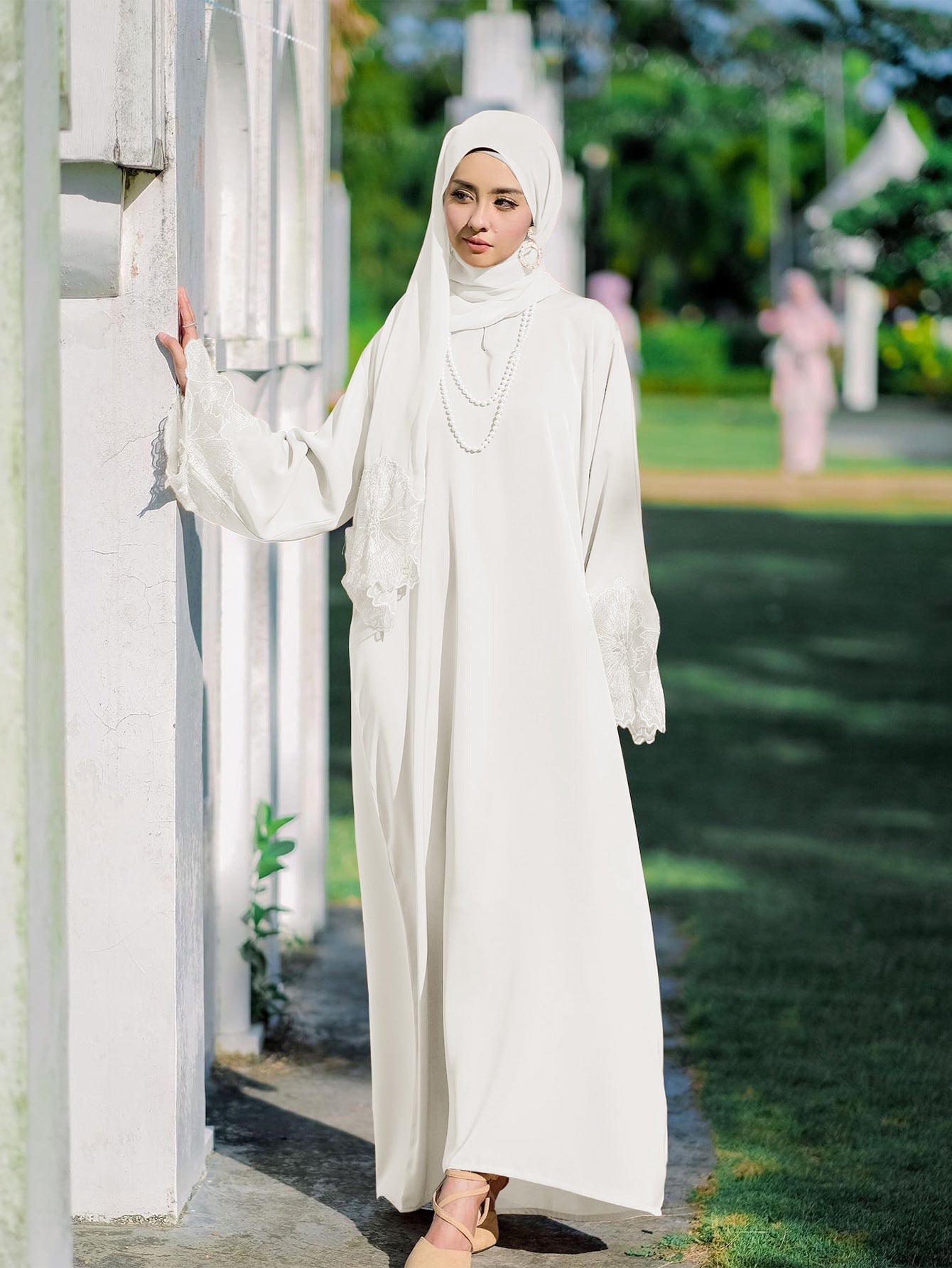 Abaya Élégante Brodée – Manches Florales & Coupe Modeste Chic