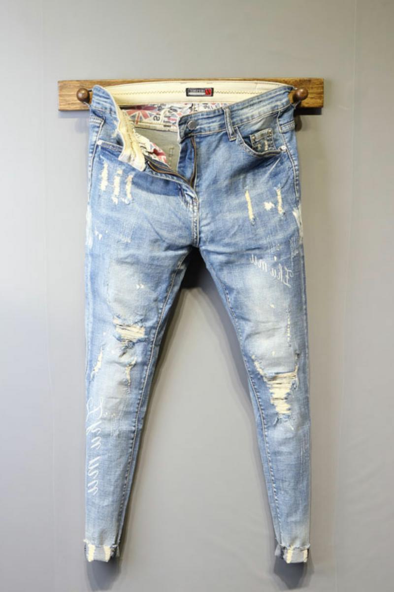 Jean slim homme délavé bleu clair, effet destroy et coupe ajustée