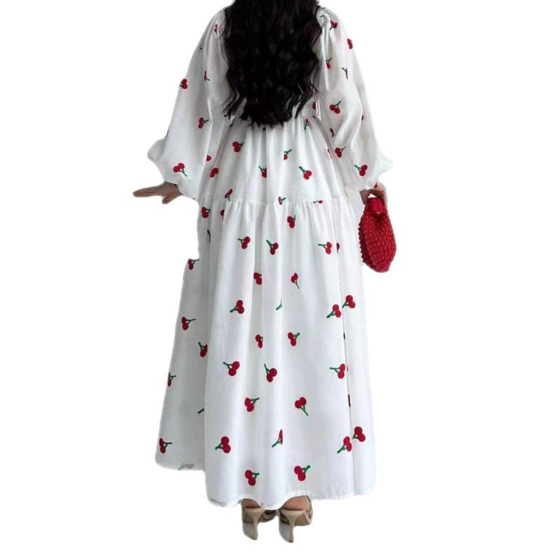 Robe longue blanche imprimé cerises – style bohème fruité été 2025, manches bouffantes & ceinture