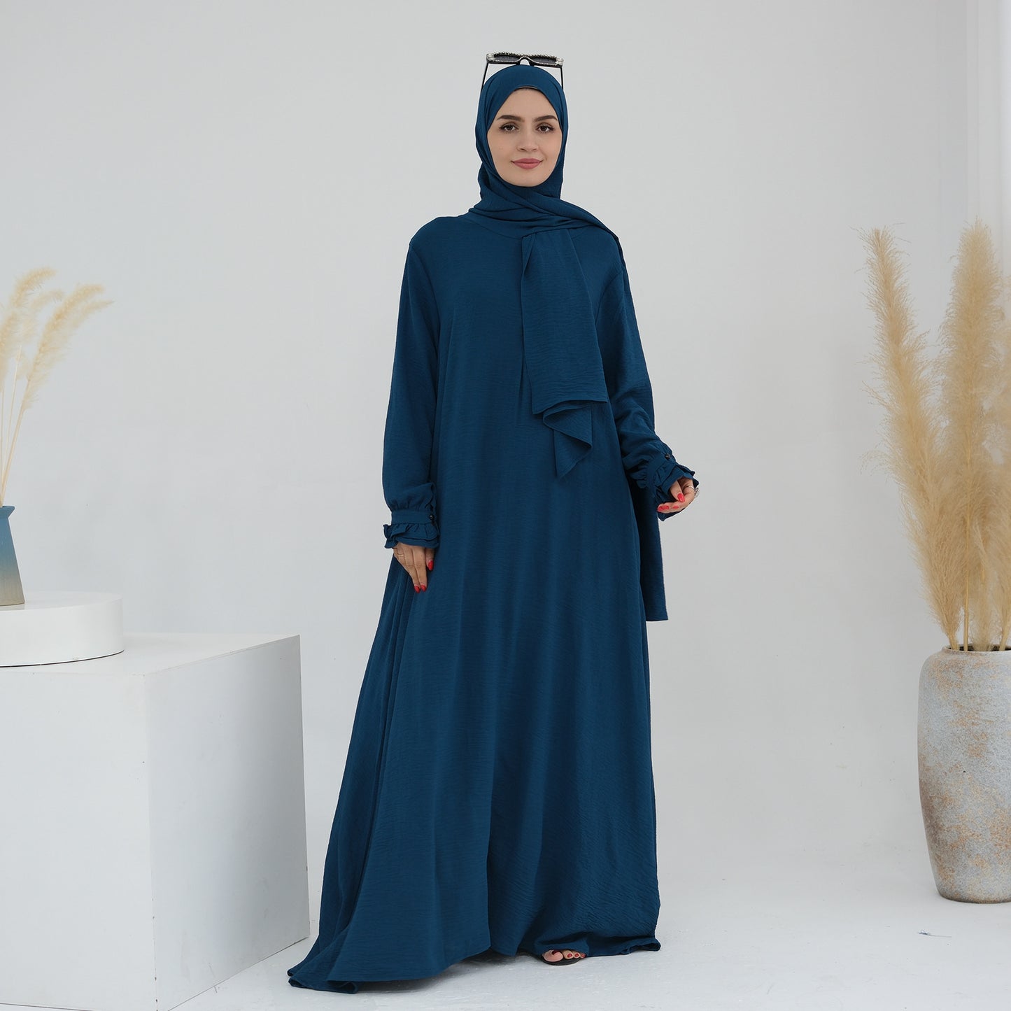 Douceur & élégance dans un style moderne. Découvrez cette abaya au design fluide et léger, sublimée par ses manches à volants délicates