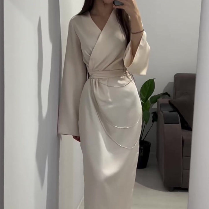 ROBE CACHE-CŒUR MARRON – ÉLÉGANCE MINIMALISTE AVEC CHAÎNES