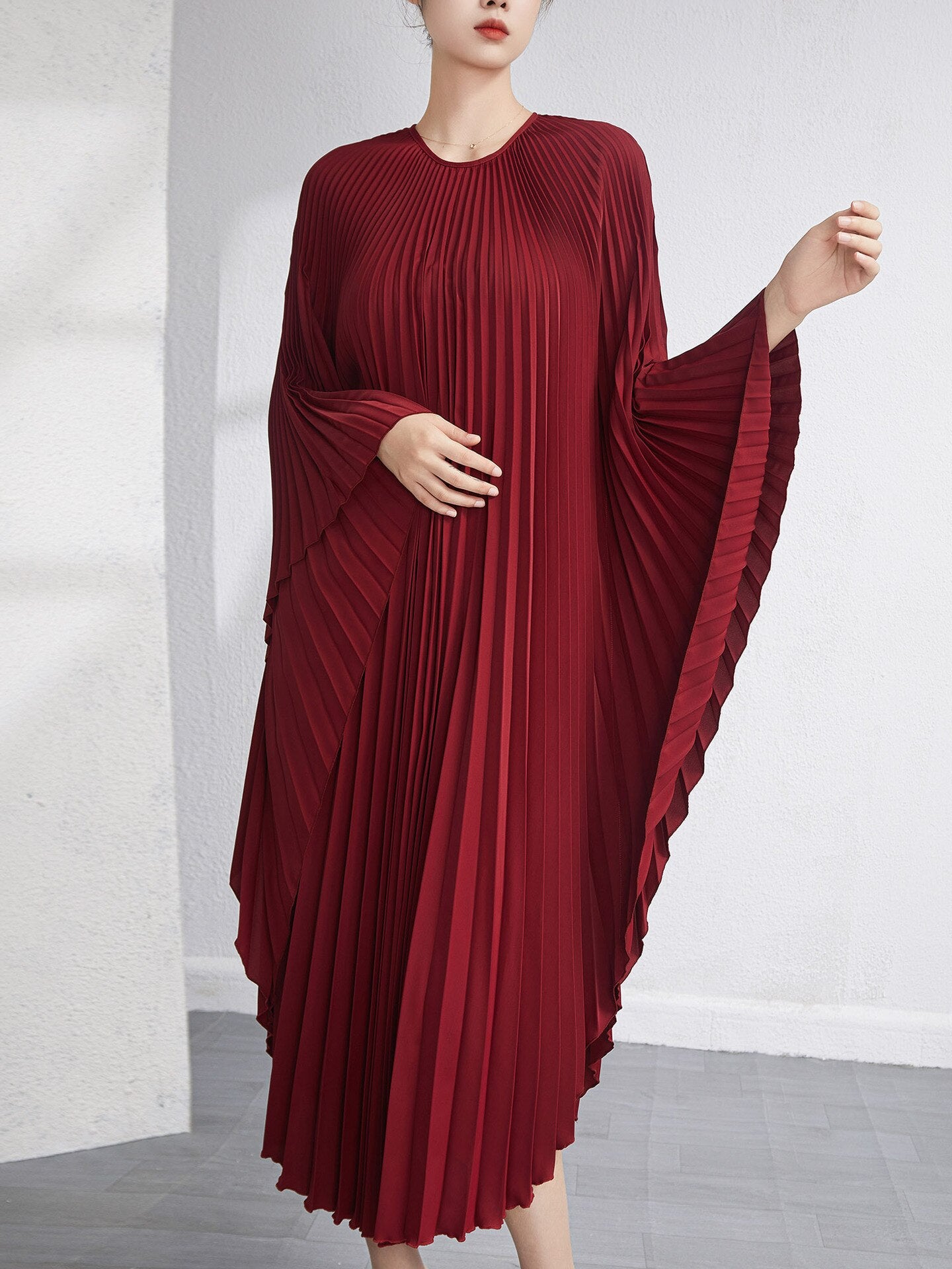 Robe plissée fluide “Crème Élégance” – Style luxe plage ou urbain