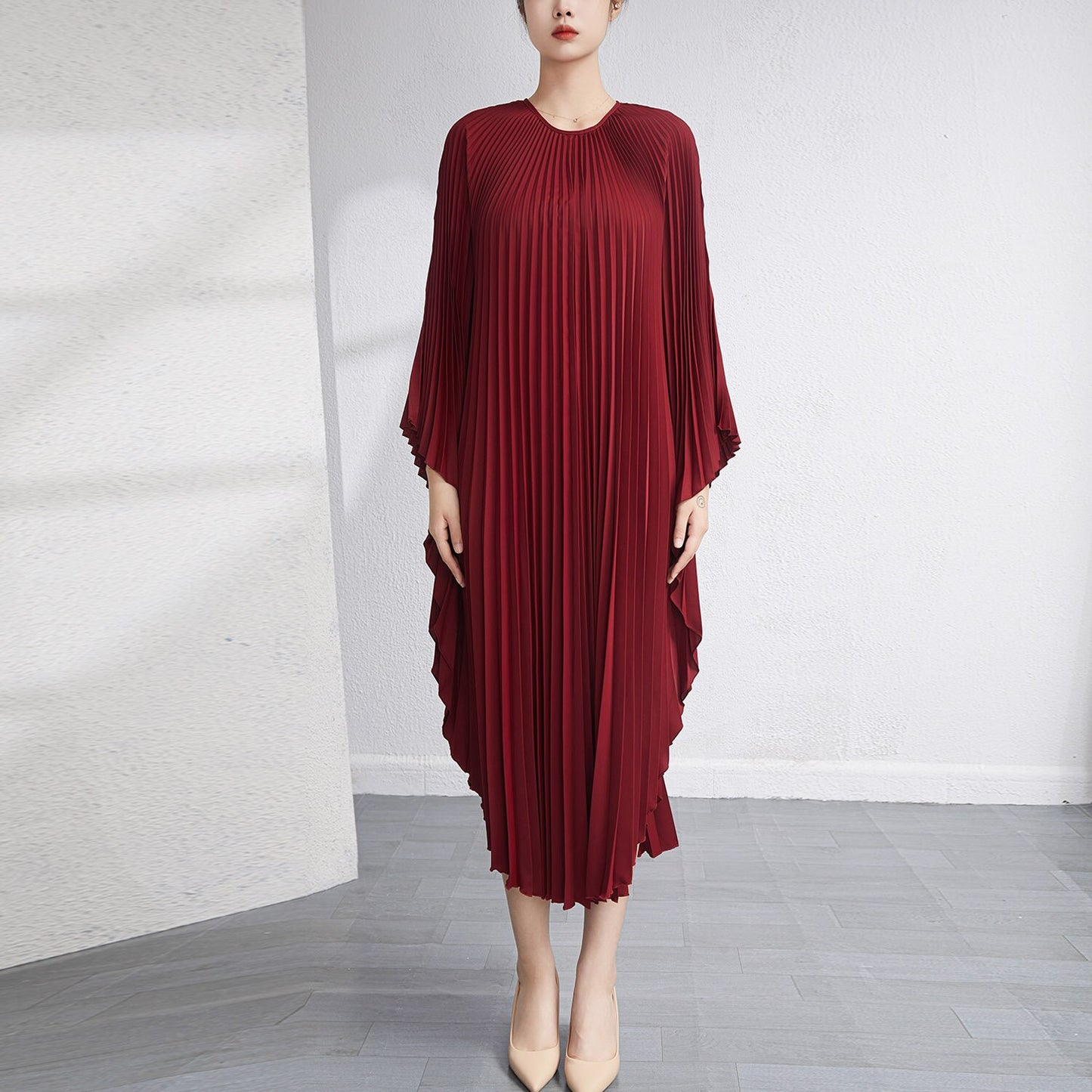 Robe plissée fluide “Crème Élégance” – Style luxe plage ou urbain