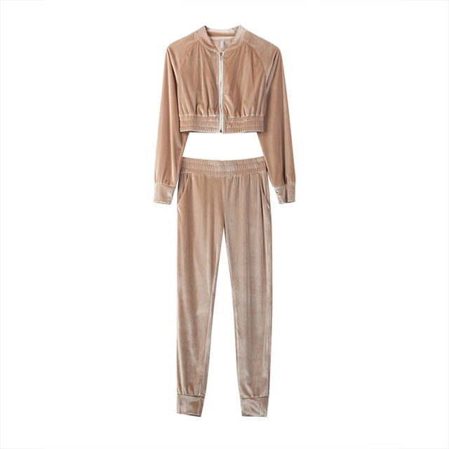 Style & confort réunis dans un seul look. Cet ensemble tendance en velours diamant est parfait pour un outfit cosy mais affirmé.