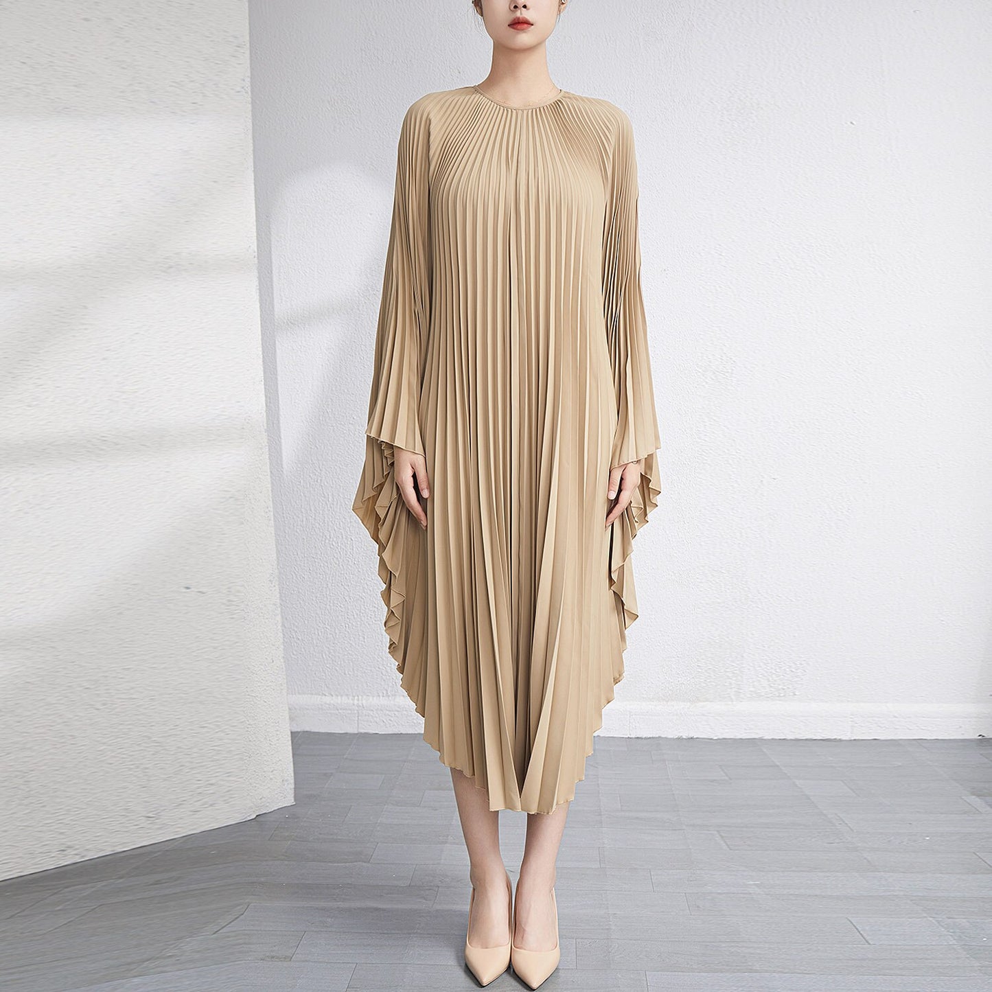 Robe plissée fluide “Crème Élégance” – Style luxe plage ou urbain