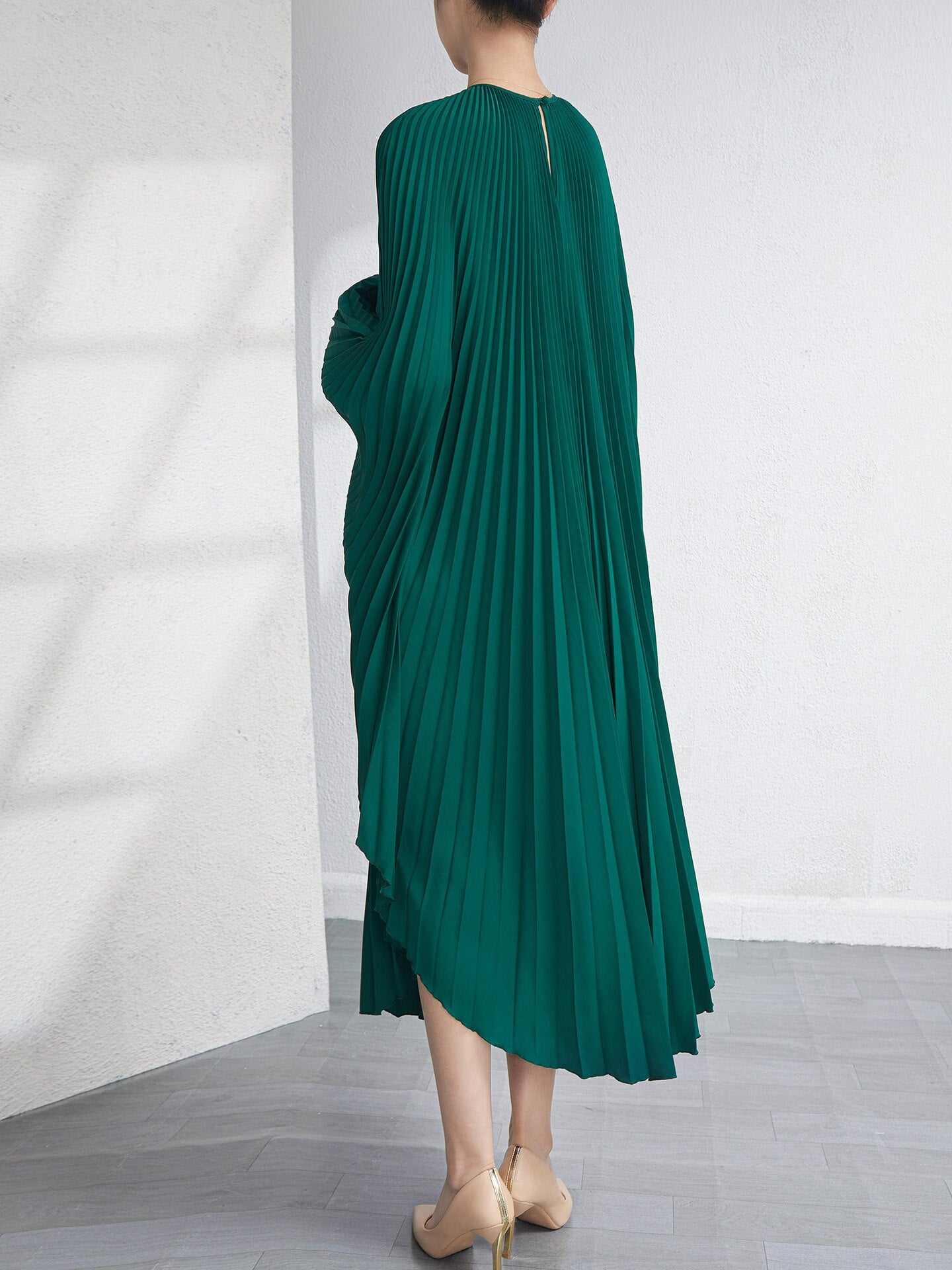 Robe plissée fluide “Crème Élégance” – Style luxe plage ou urbain