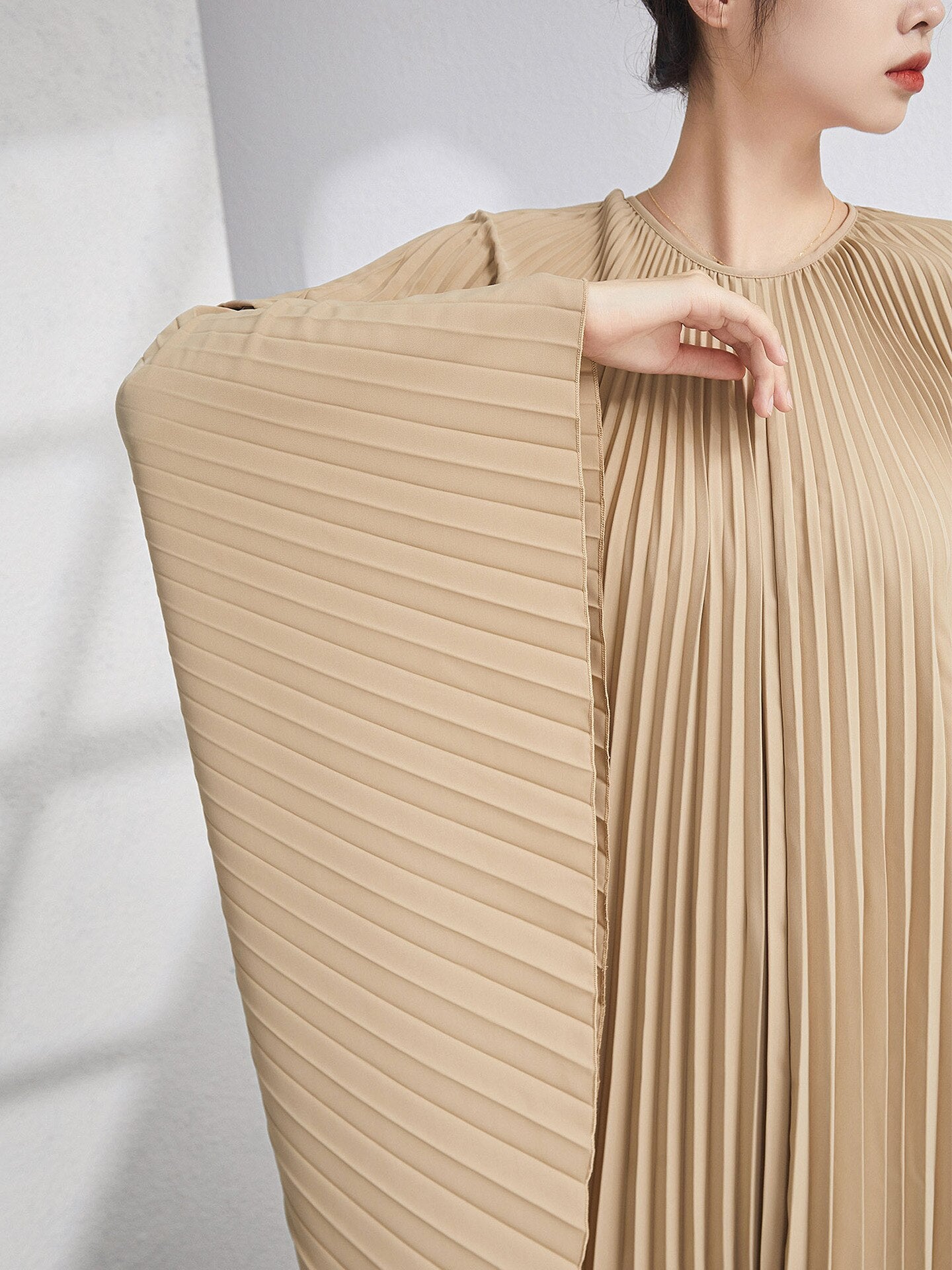 Robe plissée fluide “Crème Élégance” – Style luxe plage ou urbain
