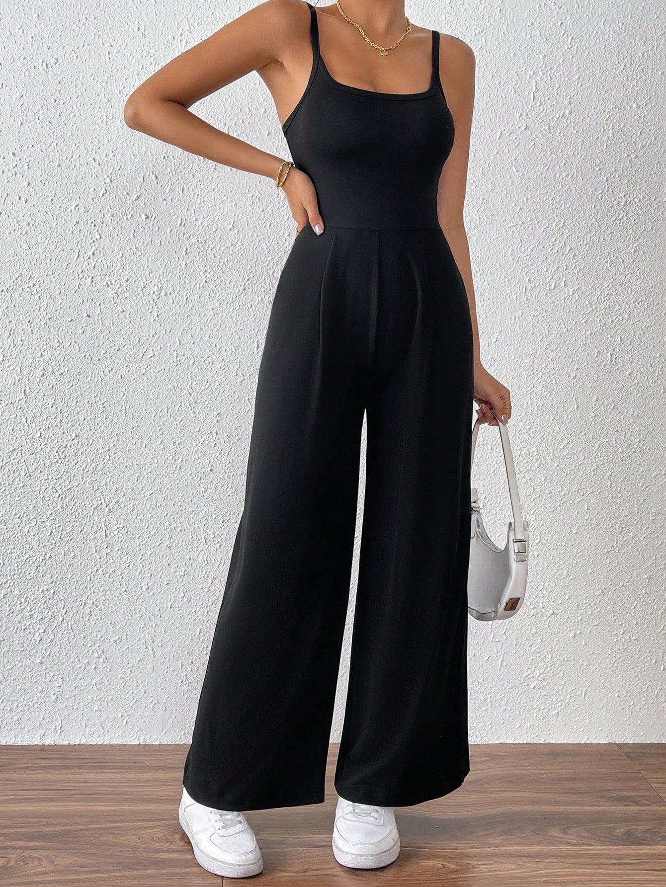 Combinaison Minimaliste Chic – Noir Intemporel